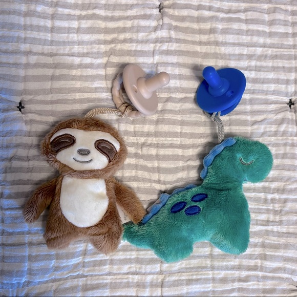 Itzy Ritzy Pacifier Set - Picture 1 of 3